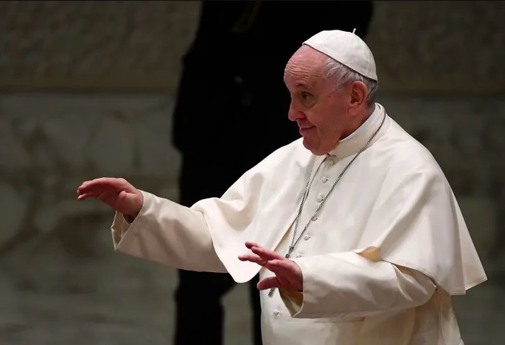 Papa Francisco exige humildad a clérigos durante discurso navideño