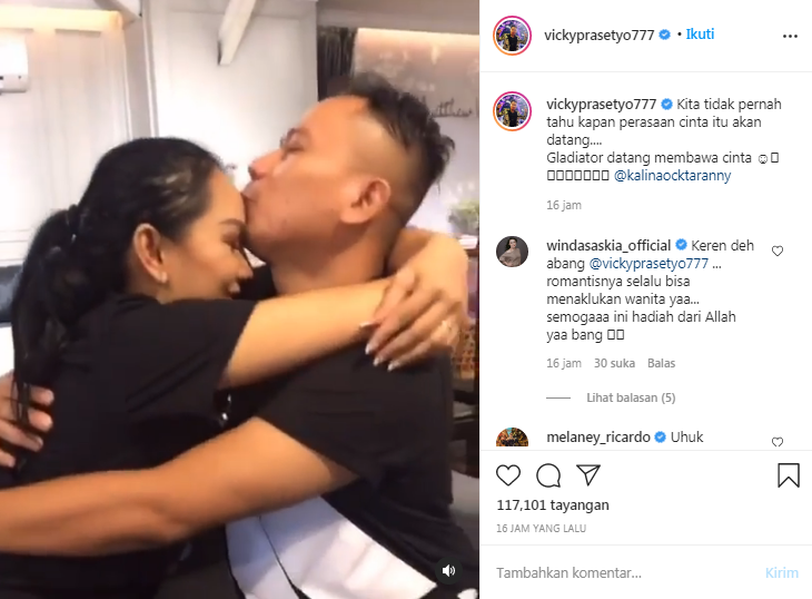 Vicky Prasetyo mengecup kening Kalina Ocktaranny 