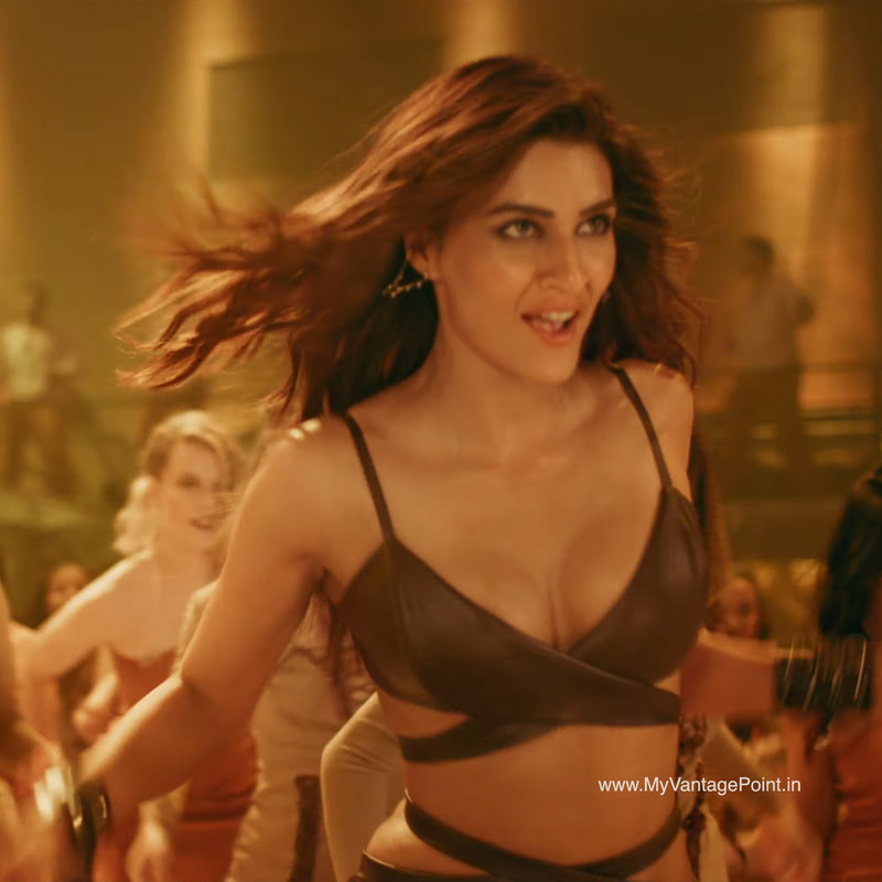 wallpaper-of-kriti-sanon-hot-in-hum-aaye-hai-song-from-ganapath-movie