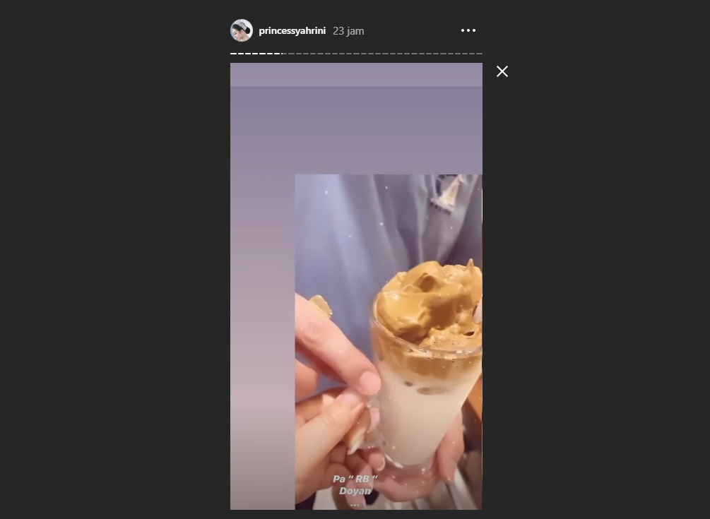 Reino Barack mencoba Dalgona Coffee buatan istri tercinta (Instagram/princessyahrini)