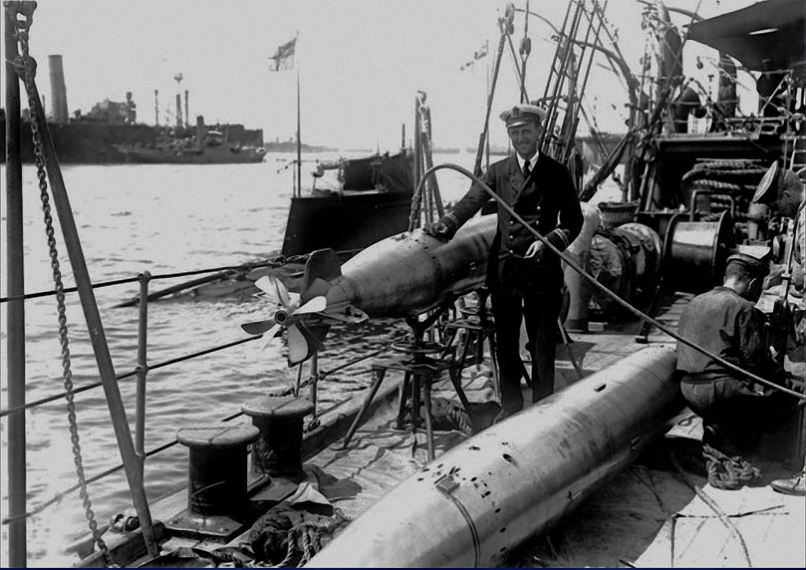 HMS B.11 командир лодки лейтенант Холбрук