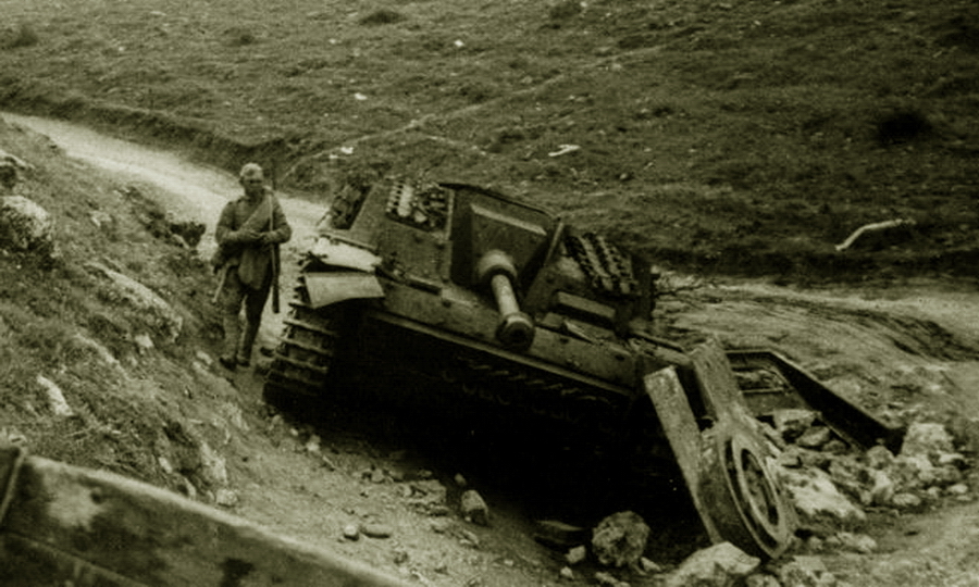 Подбитый и брошенный в окрестностях Новороссийска «Штуг»