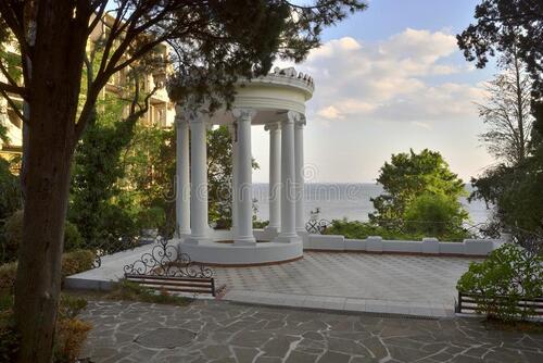 la-mer-rotonda-gazebo-rond-avec-colonnes