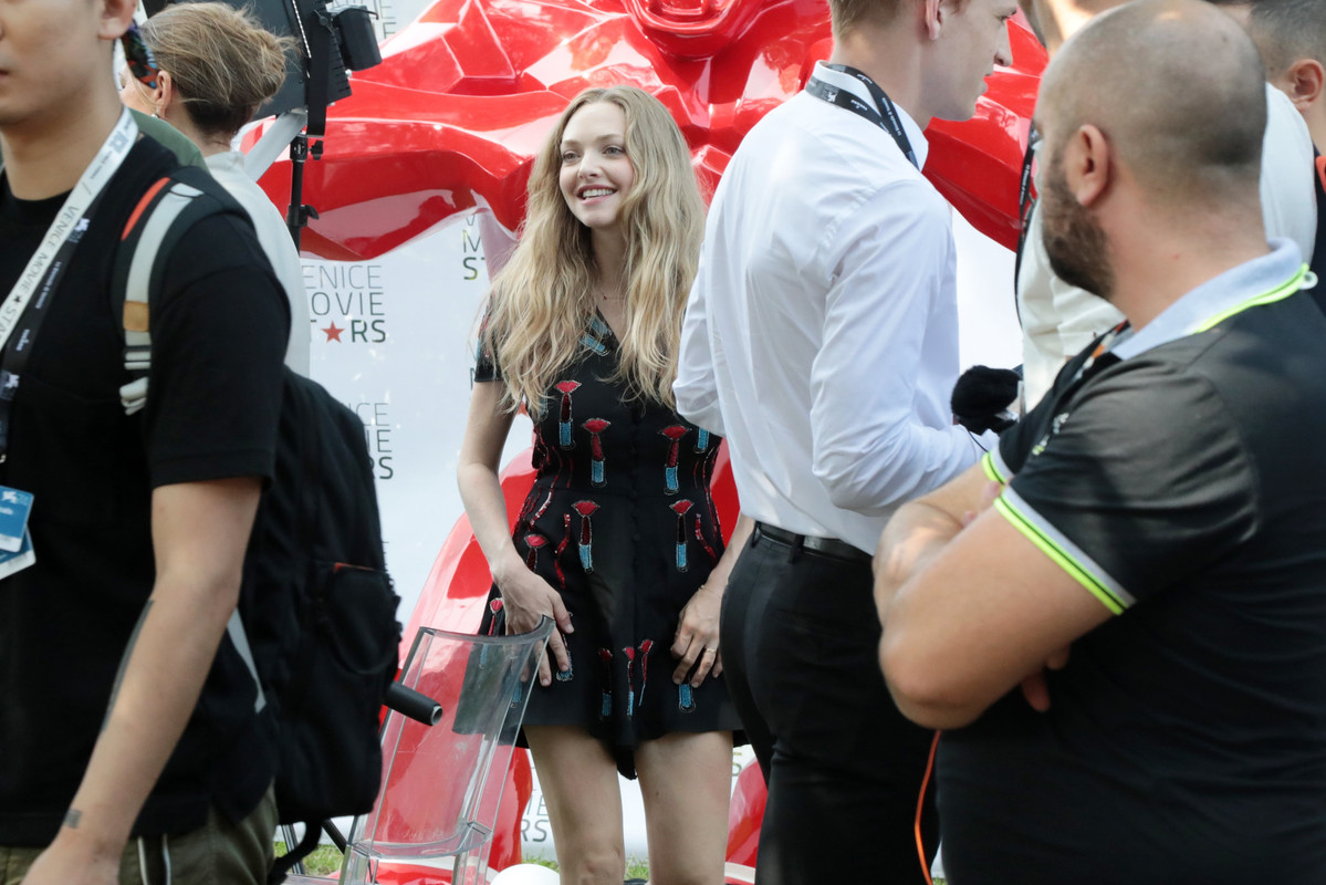 amanda-seyfried-movie-stars-lounge-venice-film-f