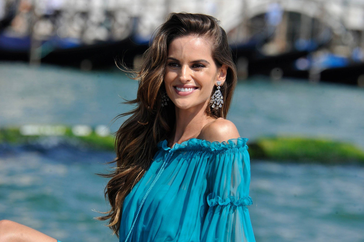 izabel-goulart-arriving-at-2017-venice-internati