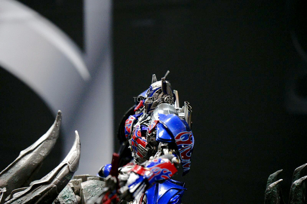 SDCC-2014-Sideshow-Transformers-Optimus-and-Grim