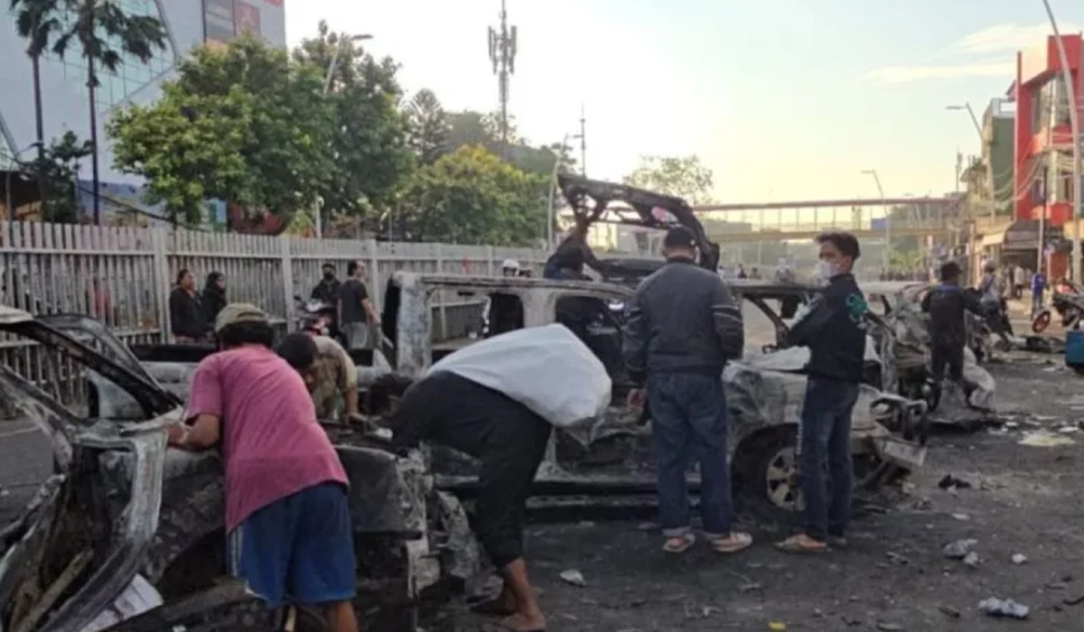 Jaktim Membara! Ratusan Massa Serang Polres Metro, Kendaraan Hangus Terbakar! Jaktim Membara! Ratusan Massa Serang Polres Metro, Kendaraan Hangus Terbakar!