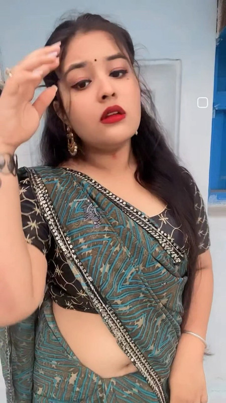 beautiful marathi gilr deep fleshy navel in green saree mp4 snapshot 00 00 230