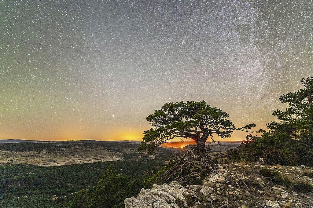 Fotograf�a final de la secuencia con la Luna ya bajo el horizonte