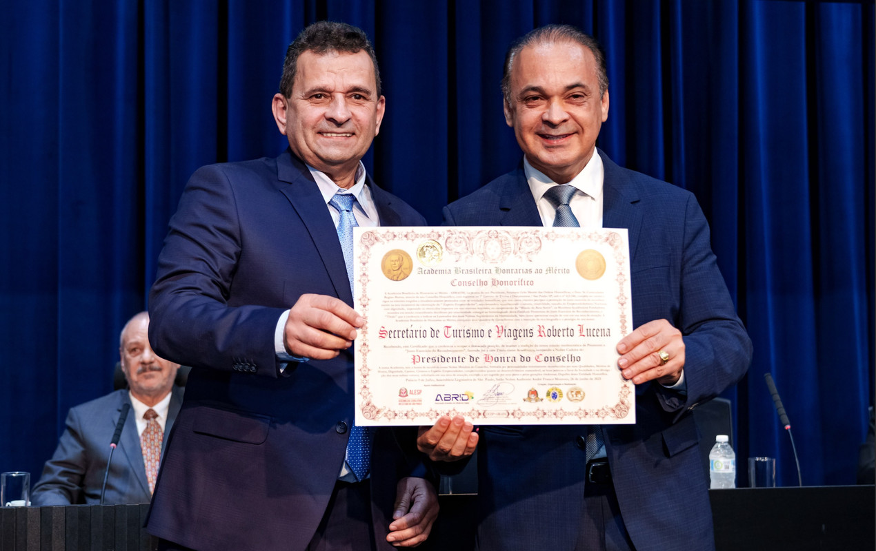 Urandir Fernandes de Oliveira entrega diploma e medalha JK para o Secretário de Turismo de SP, Roberto de Lucena
