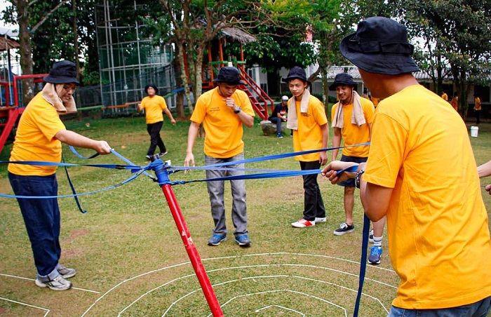 Aktivitas outbond di Highland Park Resort Bogor.