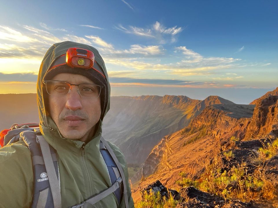 Momen Nadiem Makarim tersenyum bahagia saat berhasil mendaki puncak Gunung Tambora di Pulau Sumbawa, Nusa Tenggara Barat.