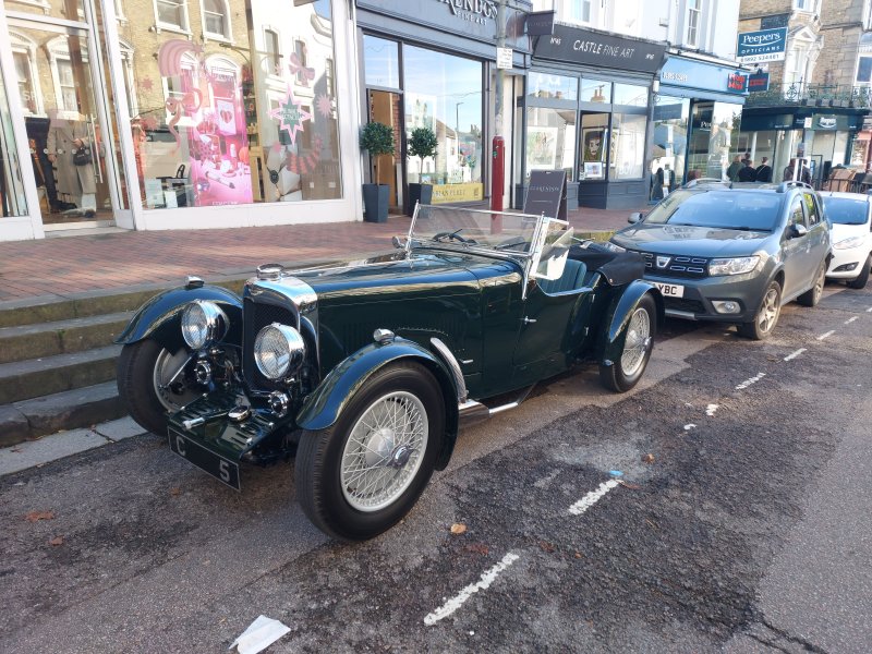 i.postimg.cc/pLM8Lmm9/aston-martin.jpg