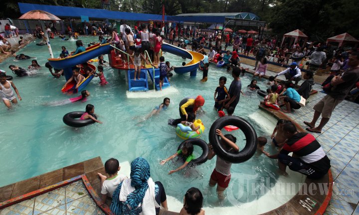 Warga mengisi liburan tahun baru di Taman Lalu Lintas Ade Irma Suryani, Kota Bandung, Kamis (1/1/2014). Libur Tahun Baru tempat wisata di Kota Bandung ramai dikunjungi warga hingga mengakibatkan sejumlah ruas jalan protokol di pusat kota terjadi kemacetan.