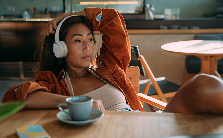 Una persona disfrutando de la música con los JBL Tune 520BT, mostrando su comodidad.