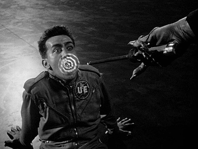 OUTER-LIMITS-MARTIN-SHEEN-2-FOTOR.jpg