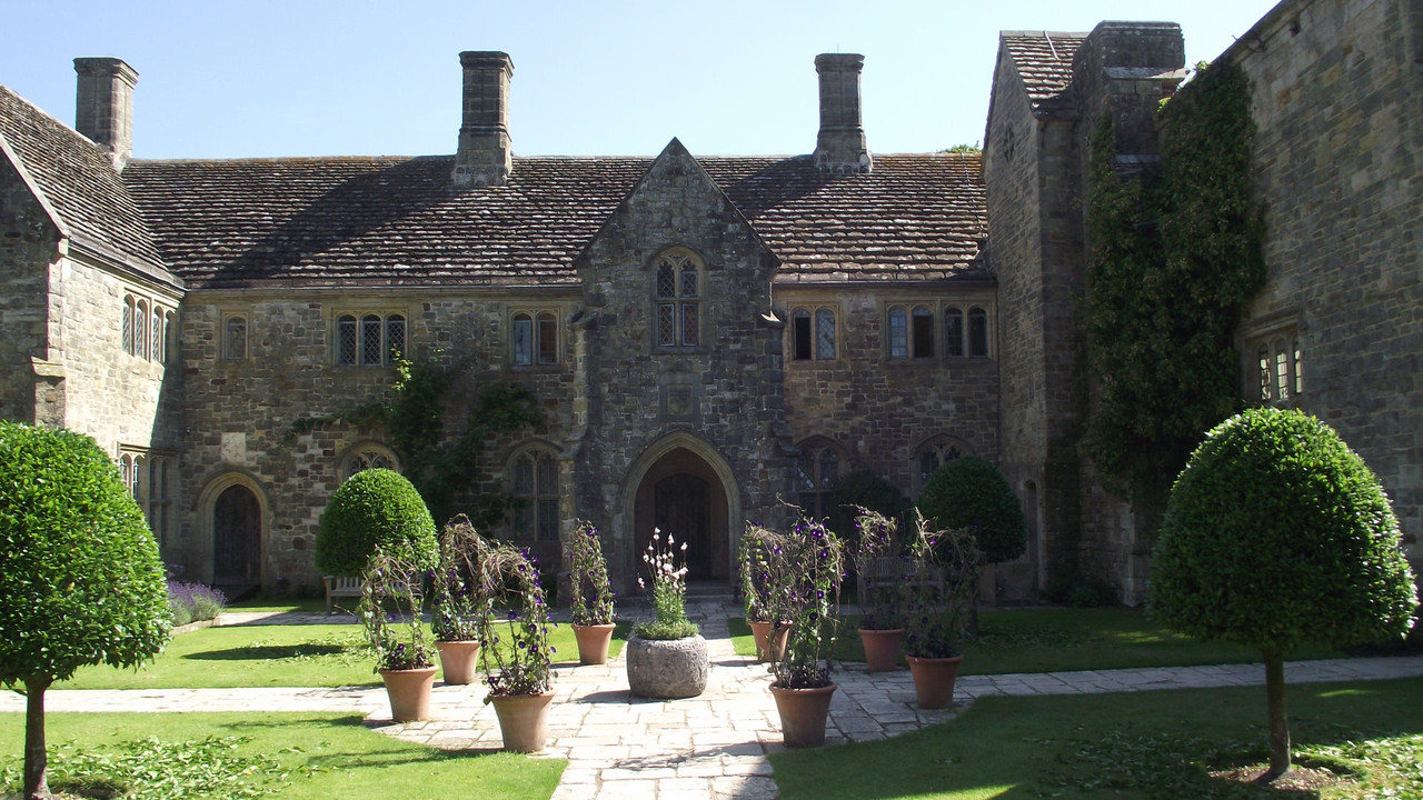 [Image: 2014-07-16-Nymans-06-Courtyard-restored-house.jpg]