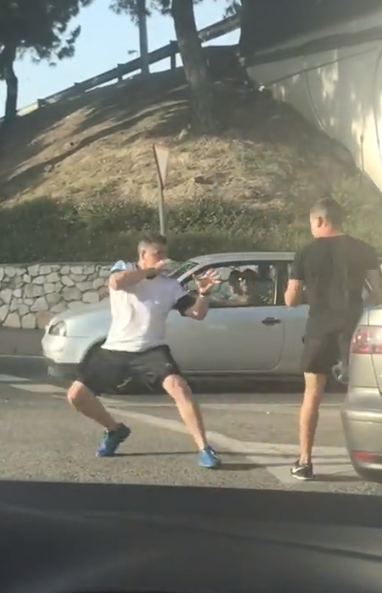 Pelea monumental en público