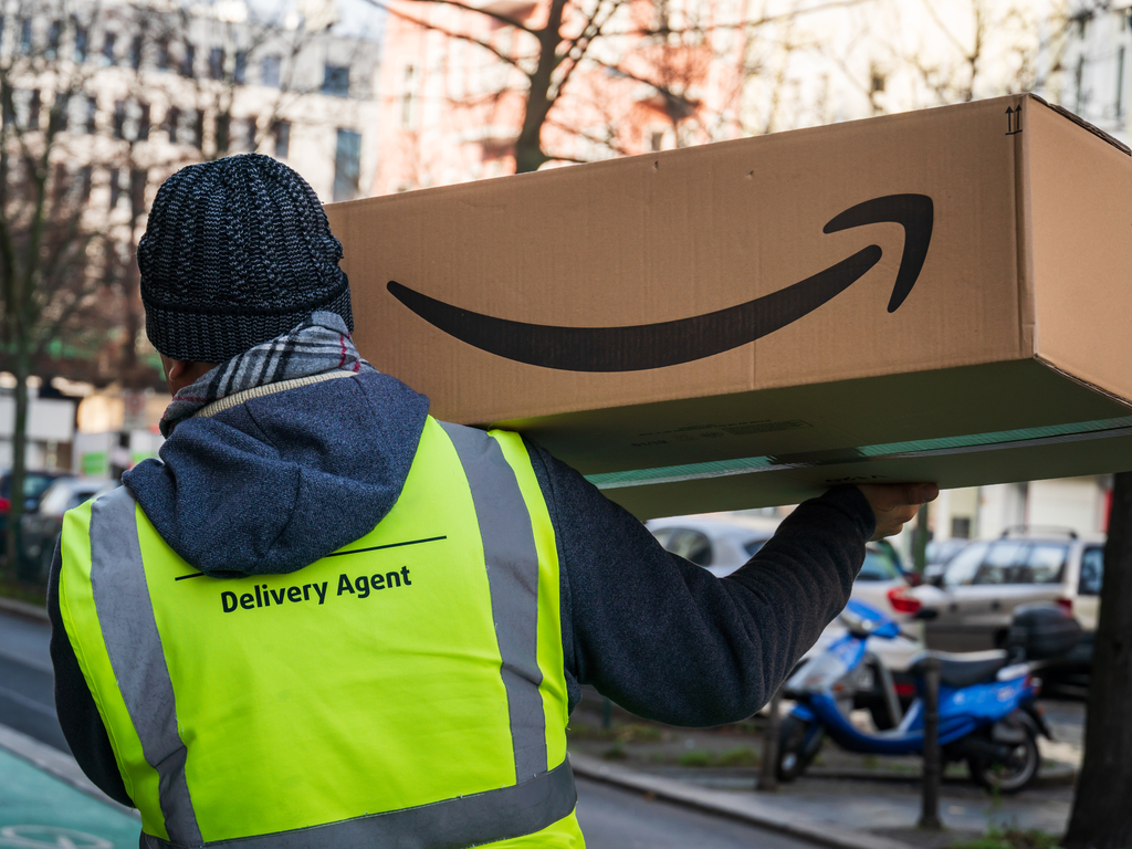 Exhiben a repartidor de Amazon