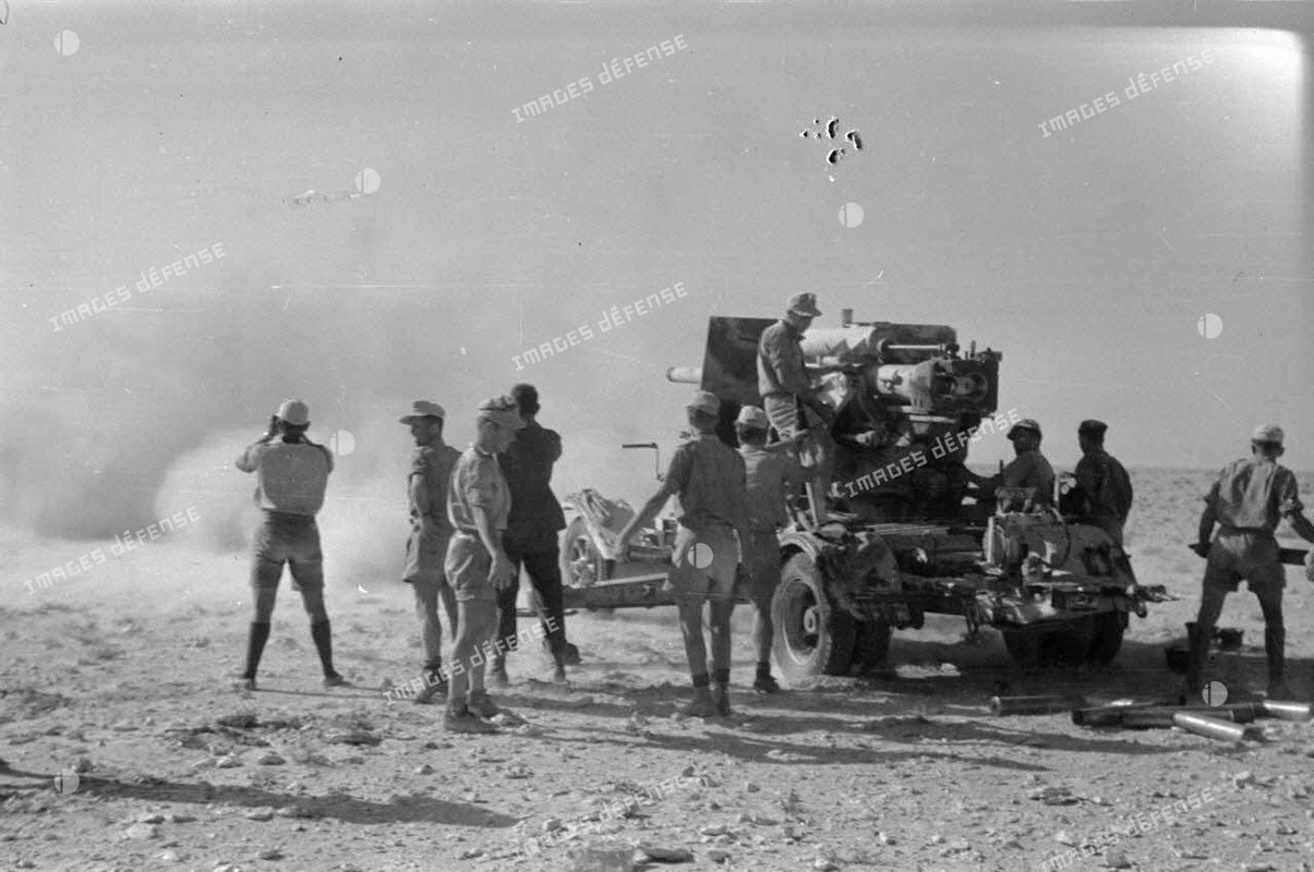 Un canon de 8,8 cm FlaK tire en position, attelée à son avant-train.2
