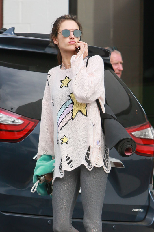 alessandra-ambrosio-leaves-morning-yoga-class-in-los-angeles-11-