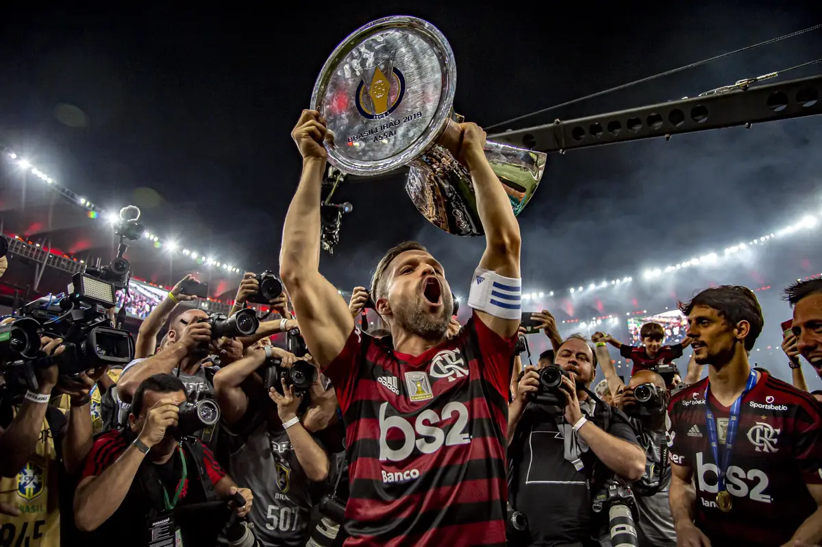 Flamengo levantando a taça do Brasileirão 2019