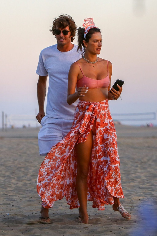 Alessandra-Ambrosio-UPSKIRTSTARS.COM-1024x1536 (7)