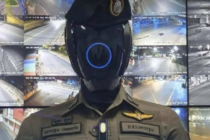 Thailands-KI-Robocop-debuetiert-beim-Songkran-Wasserfest