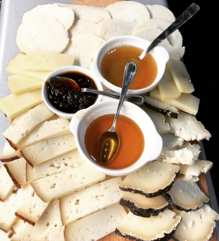 Tagliere di formaggi e miele grande