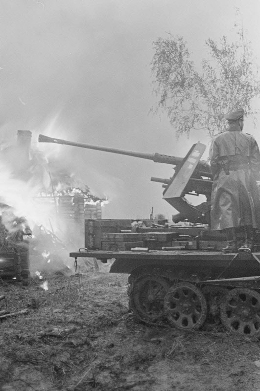 Chargé de fantassins allemands, un semi-chenillé Sd.Kfz.62 équipé d'un canon de 3.7cm Flak 36 du Lei