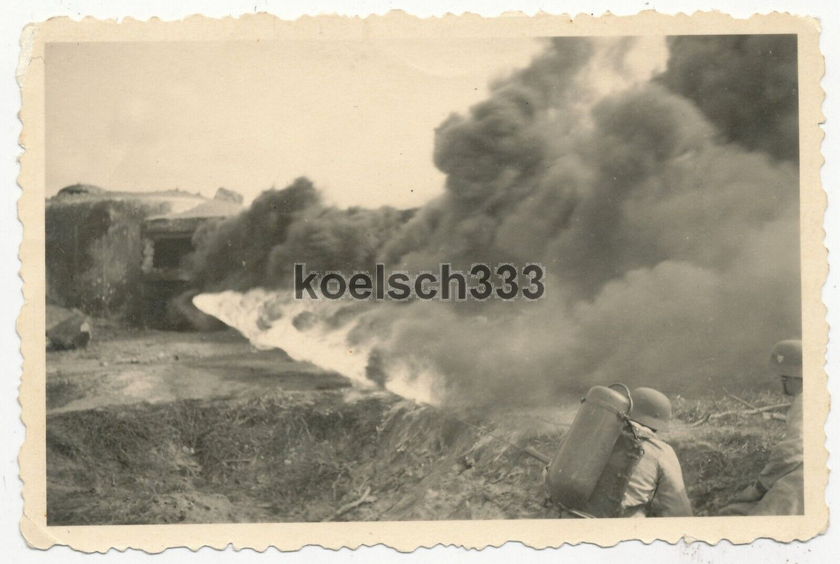 Foto Festungspioniere bekämpfen einen Bunker mit einem Flammenwerfer ... !