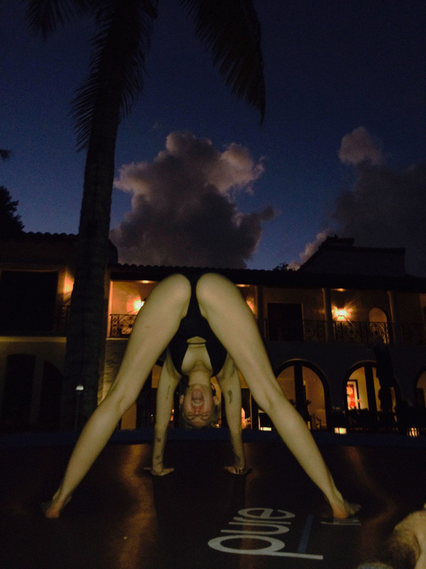 Miley-Cyrus-Feet-2200286