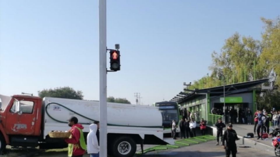 Pipa se impacta contra estación del Mexibús en Ecatepec y provoca caos vehicular