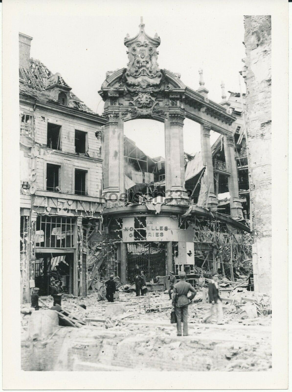 Foto Ruinen in der schwer zerstörten Stadt Rouen in Frankreich 1940h
