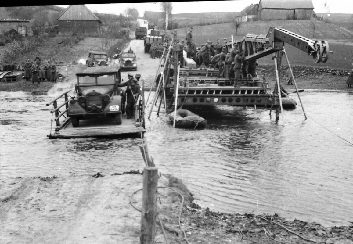 WK2, Ostfront, Pioniere beim Bau einer Schwerlast-Brücke1