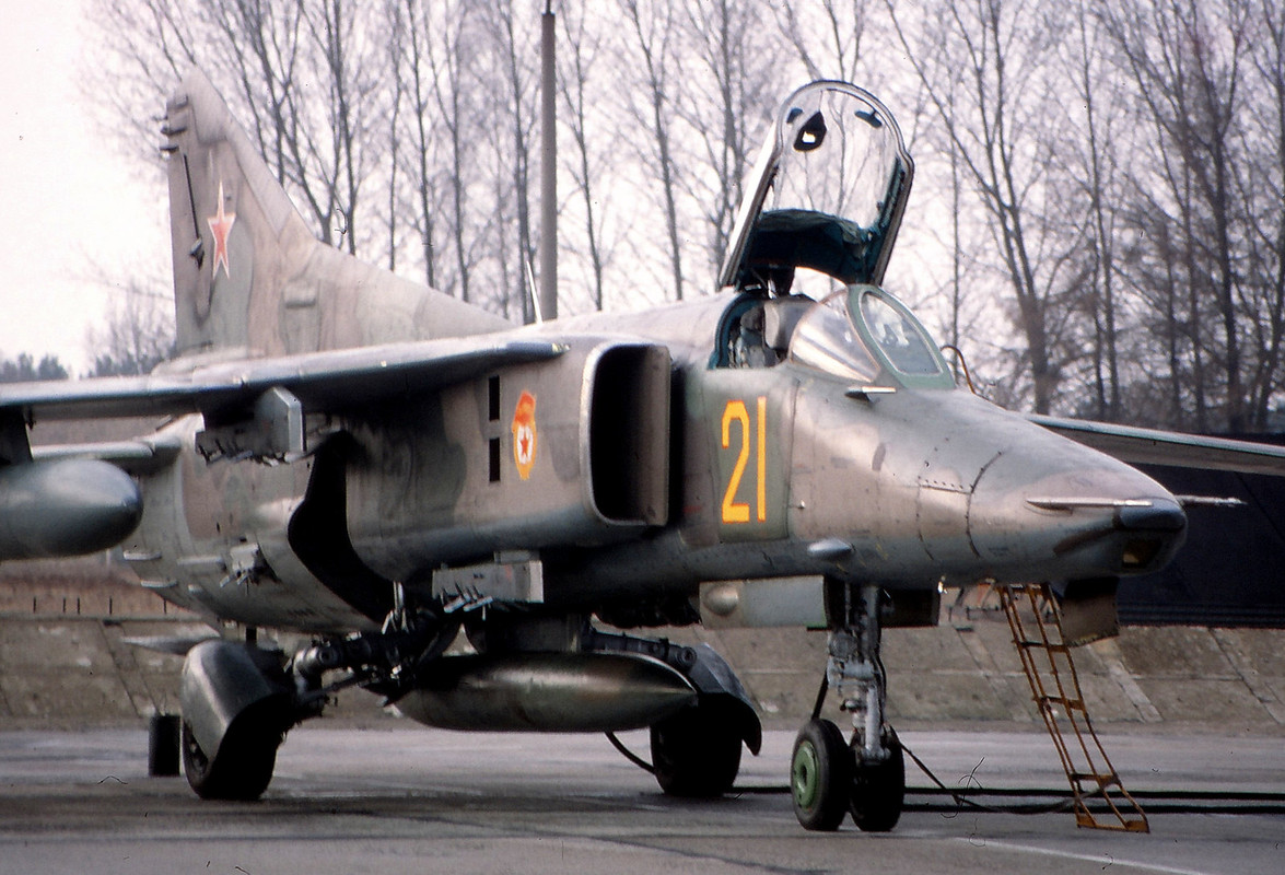 19 GvAPIB Mig-27D Yellow 21_61912558135