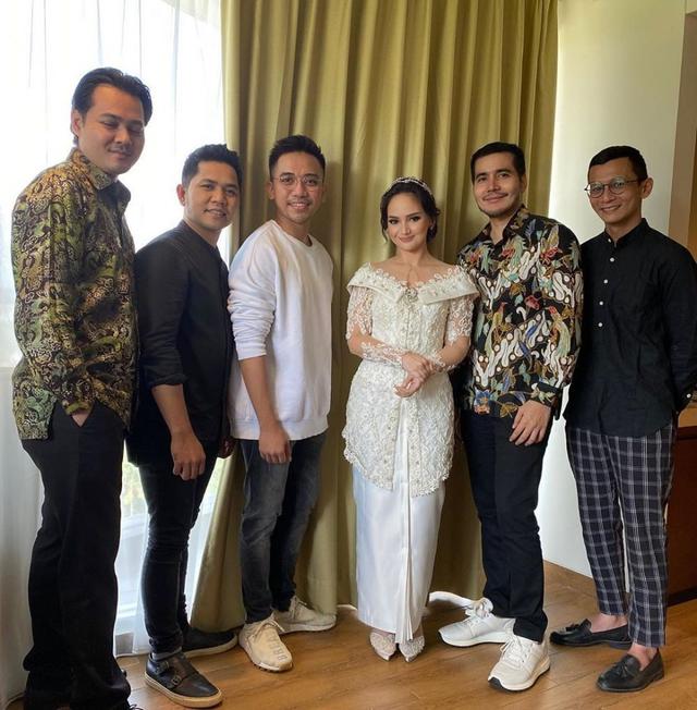 Foto Angelica bersama kerabat terdekat