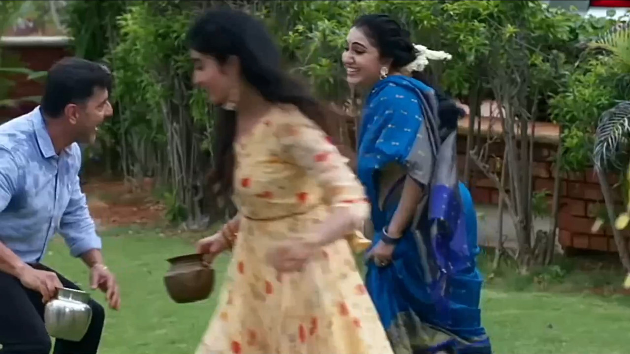 nithya das navel slip in blue saree.mkv_snapshot_00.00.379