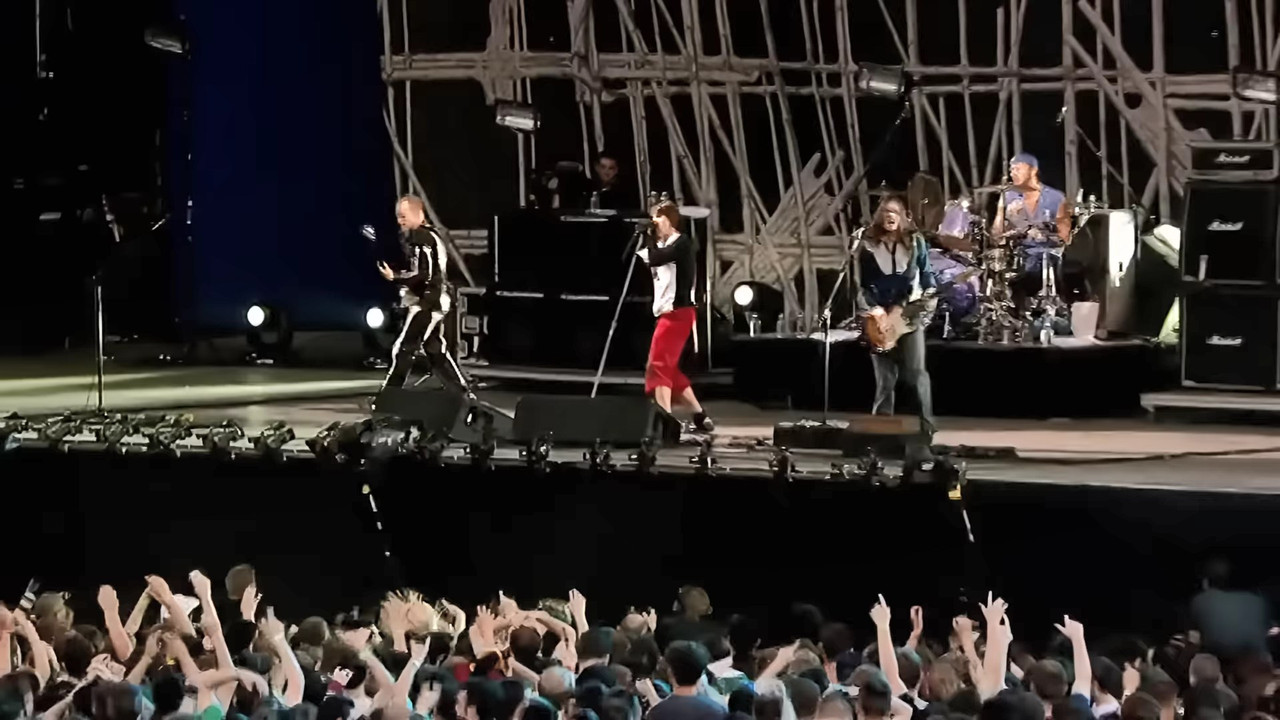 RHCP_LIVE_AT_SLANE_CASTLE_mkv_snapshot_00_08_47_193.jpg