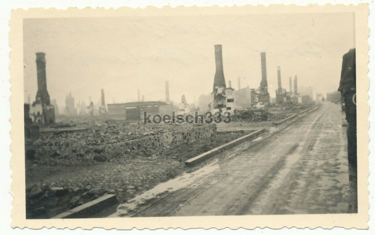 Foto Fahrzeug Kolonne der Wehrmacht durchfährt ein vernichtetes Dorf in Polen