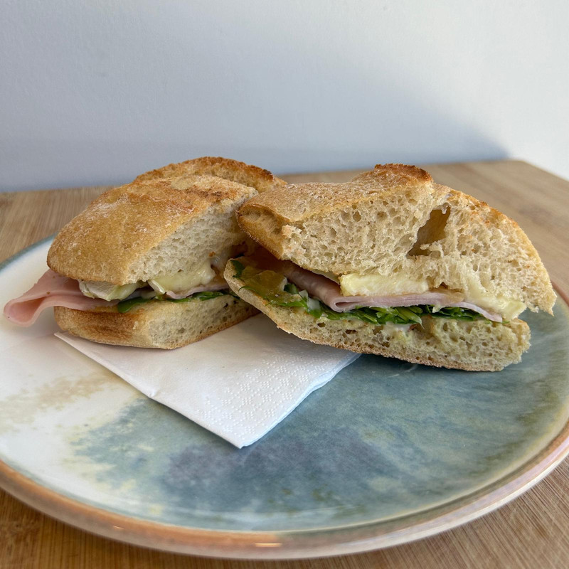 Sándwich de jamón y queso brie