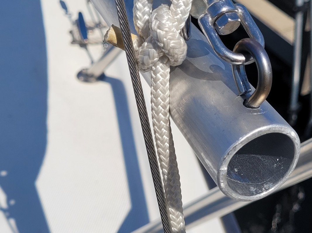 H rub point at forestay