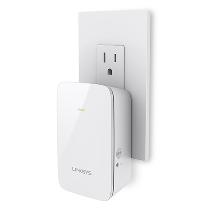 Extensor de rango Linksys RE6350 conectado a una toma de corriente.
