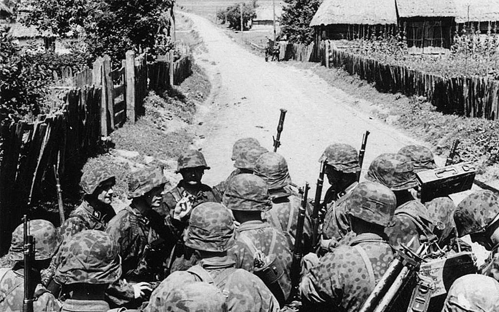 Tropas de la Leibstandarte avanzando por las aldeas ucranianas