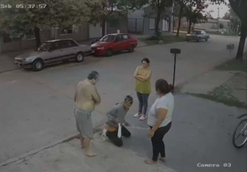 Hombre somete a ladrón en Argentina con un machete para revelar su identidad