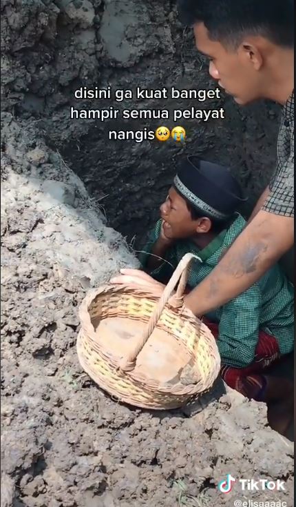 Wahyu menangis saat azan di liang kubur sang ayah