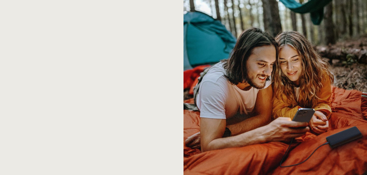 El power bank Belkin cargando tres dispositivos simultáneamente a través de sus puertos USB-C y USB-A.