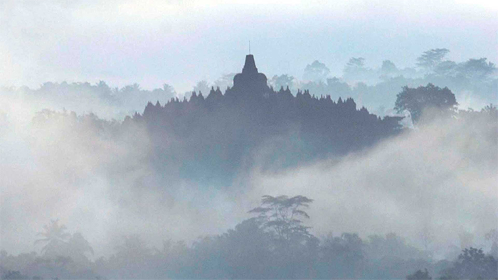 Pucuk Stupa di Candi Borobudur terlihat dari Punthuk Setumbu