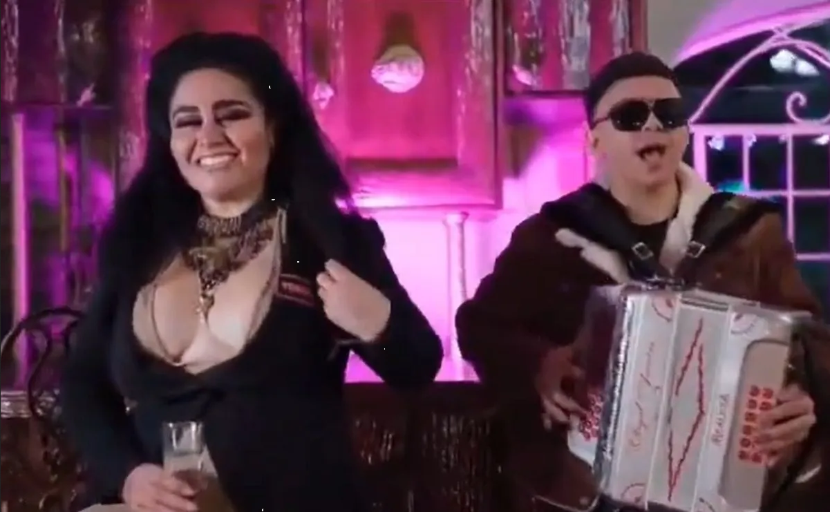 Funcionaria de Seguridad se hace un “corrido bélico” y la despiden (Video)