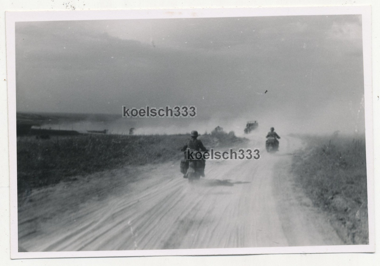 Foto Kradschützen der Wehrmacht auf staubiger Rollbahn an der Ostfront 1941